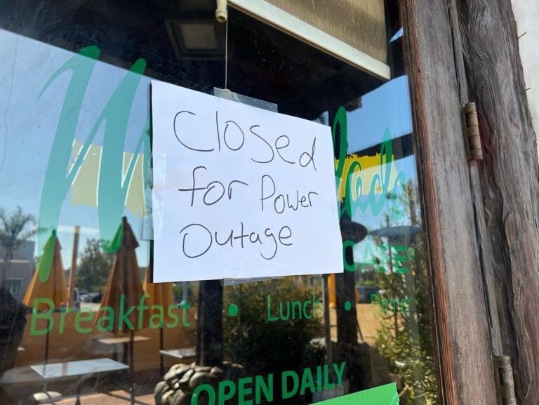 Power outage causes Malibu businesses to temporarily close Power outage causes Malibu businesses to temporarily close