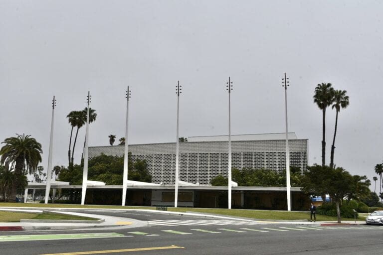 SMMUSD pauses plans to buy Santa Monica Civic Auditorium, decides to wait until more proposals on the table 