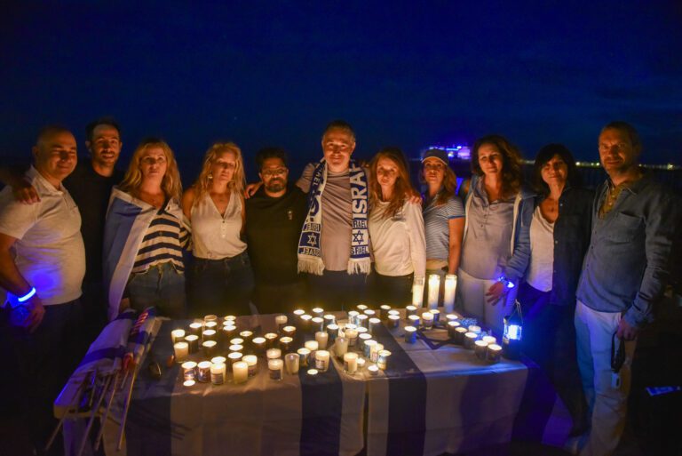 Malibu residents rally to call peace in Israel Malibu residents rally to call peace in Israel