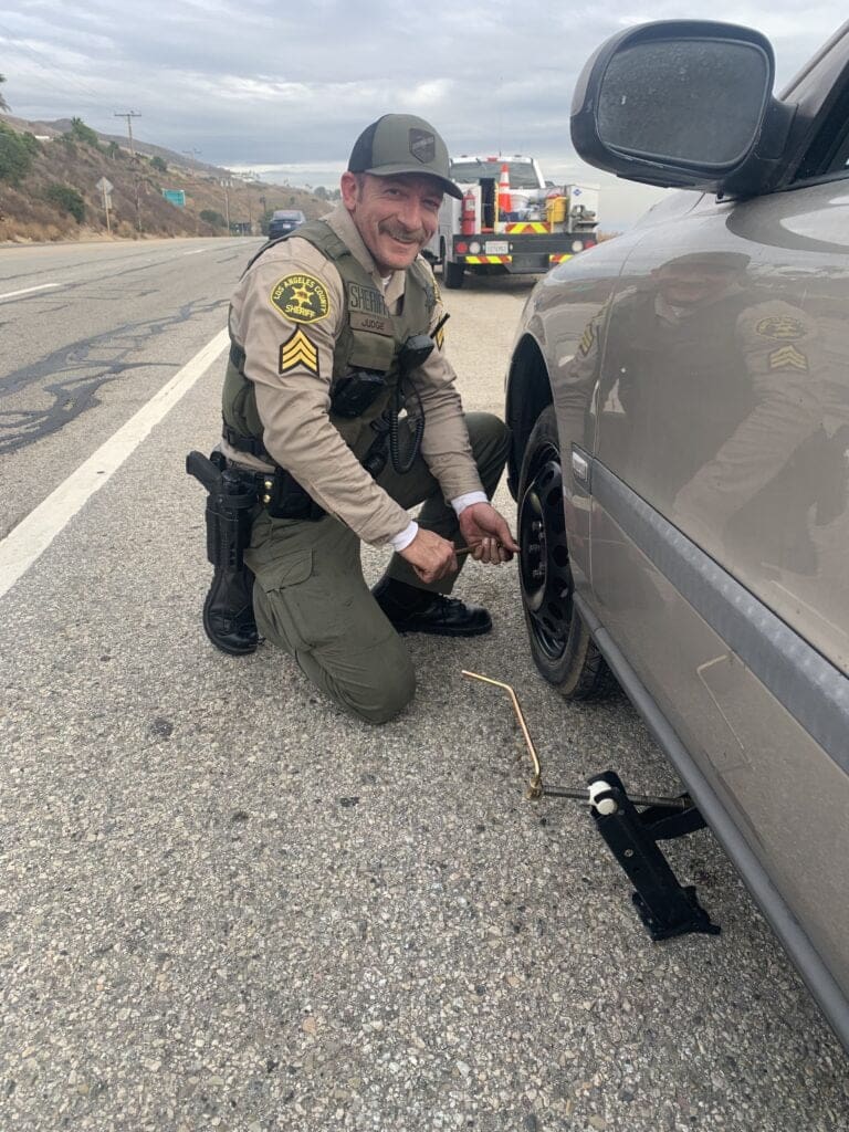 Malibu local praises LA Sheriff’s Department for good deed on PCH