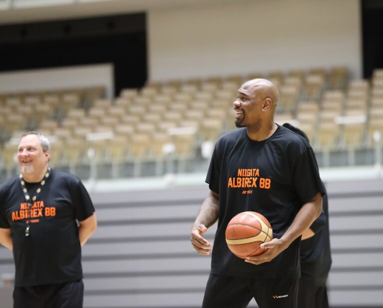 Score, selfie, sign: Former Waves standout Stacy Davis recognized on and off Japanese hoops courts