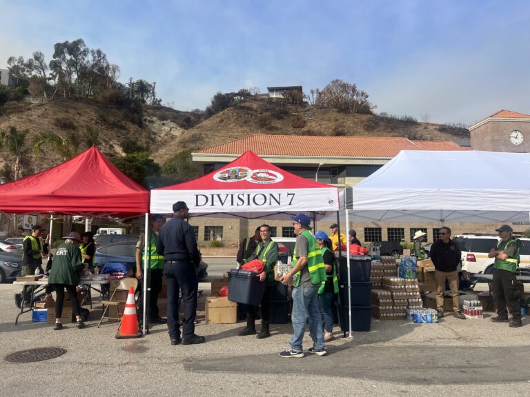 Residents Begin Returning Home as Malibu Evacuation Zones Reopen Residents Begin Returning Home as Malibu Evacuation Zones Reopen