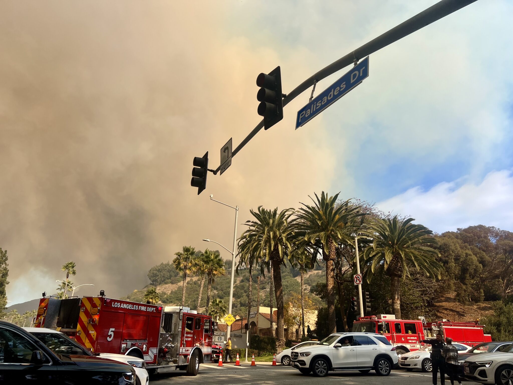 BREAKING Wildfire in Pacific Palisades; residents urged to prepare to